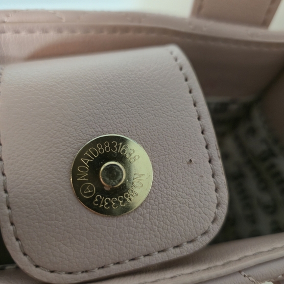 Juicy Couture Pink Quilted Heart Bag With Wide Adjustable Strap - Picture 10 of 16